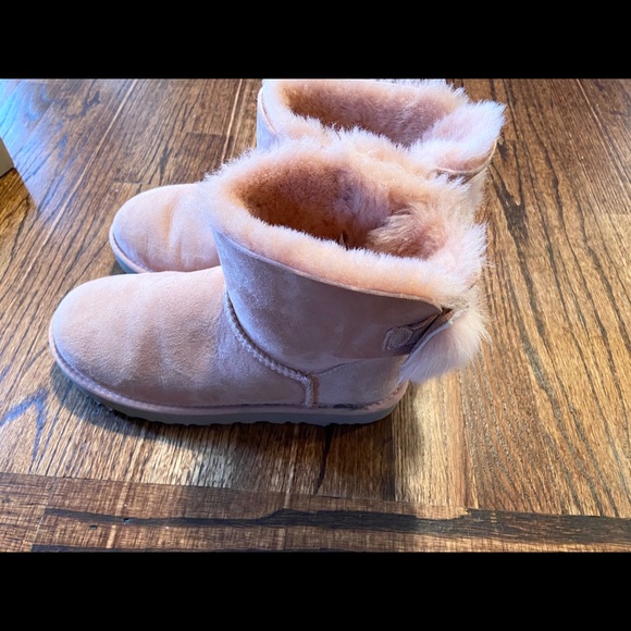 Uggs - Little Girl Soft Pink Bailey Boots w/ Bows - Picture 3 of 6